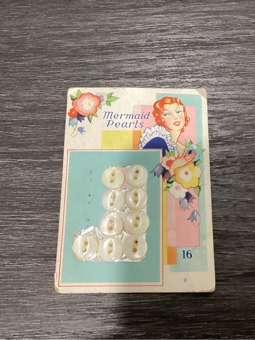 Vtg. Mermaid Pearls button card, 1930s with Mother of Pearls buttons, 9 buttons.